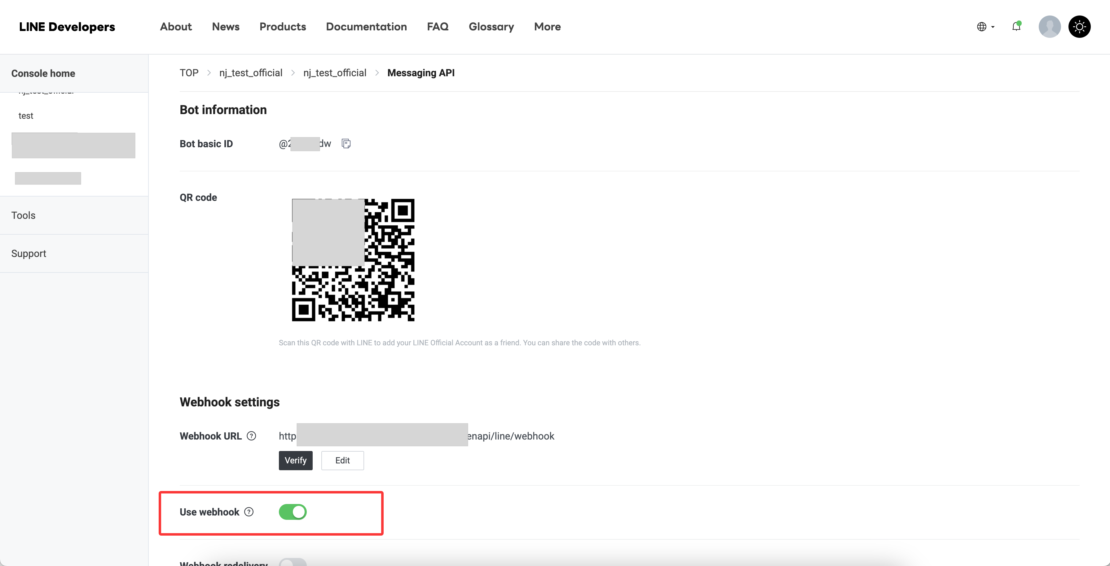 Messaging API 的 Webhook settings。請先確認 Webhook URL 有資料，再開啟 Use webhook。